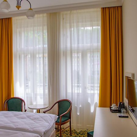 Ea Hotel Elefant การ์โลวีวารี ภายนอก รูปภาพ