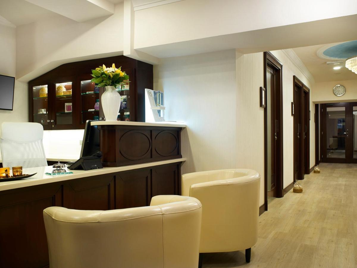 Ea Hotel Elefant การ์โลวีวารี ภายนอก รูปภาพ