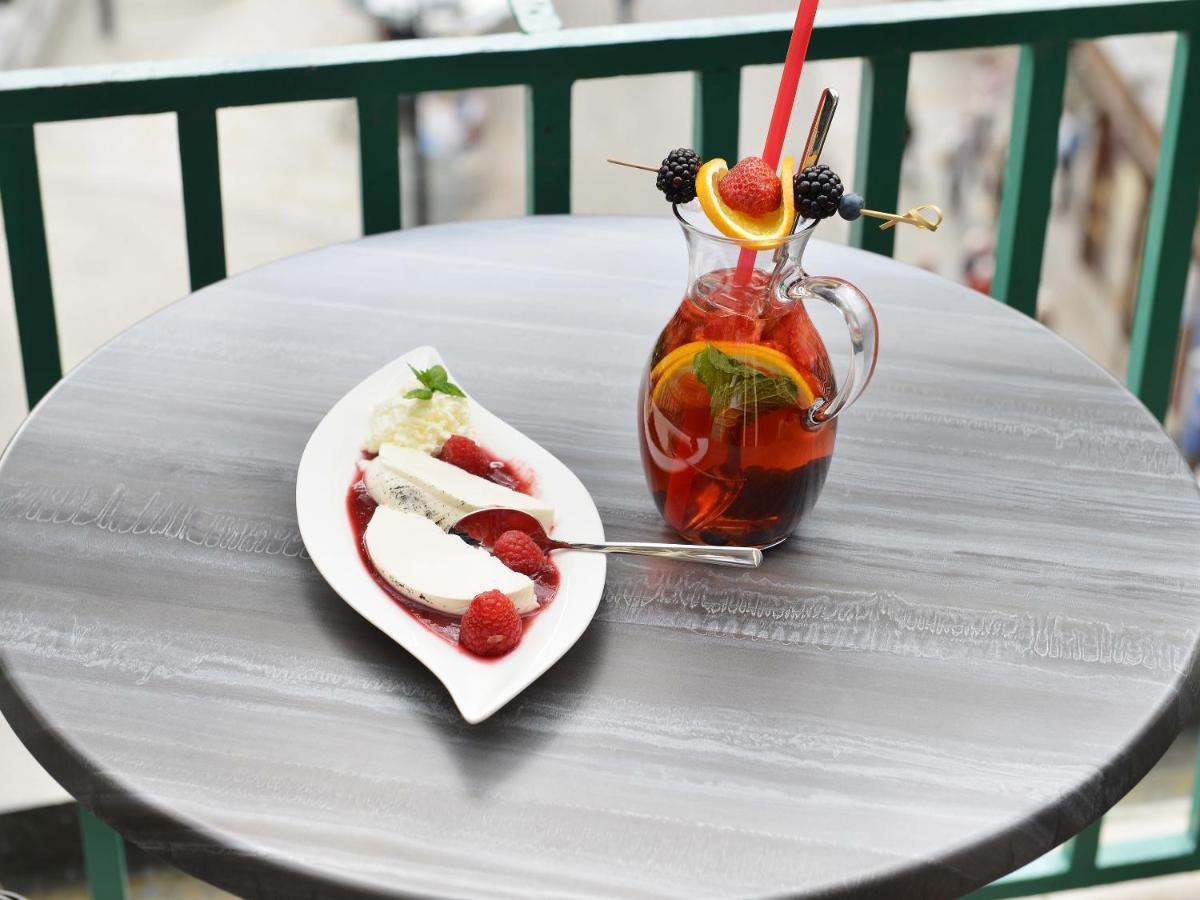 Ea Hotel Elefant การ์โลวีวารี ภายนอก รูปภาพ
