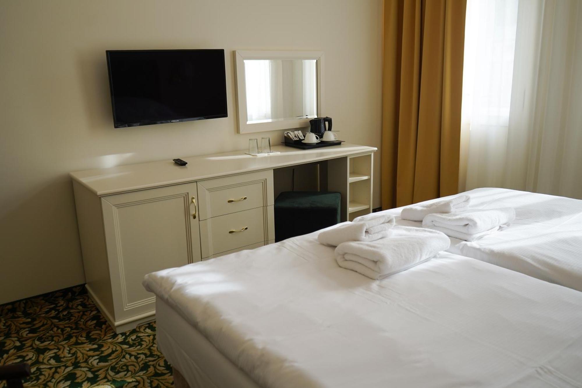 Ea Hotel Elefant การ์โลวีวารี ภายนอก รูปภาพ