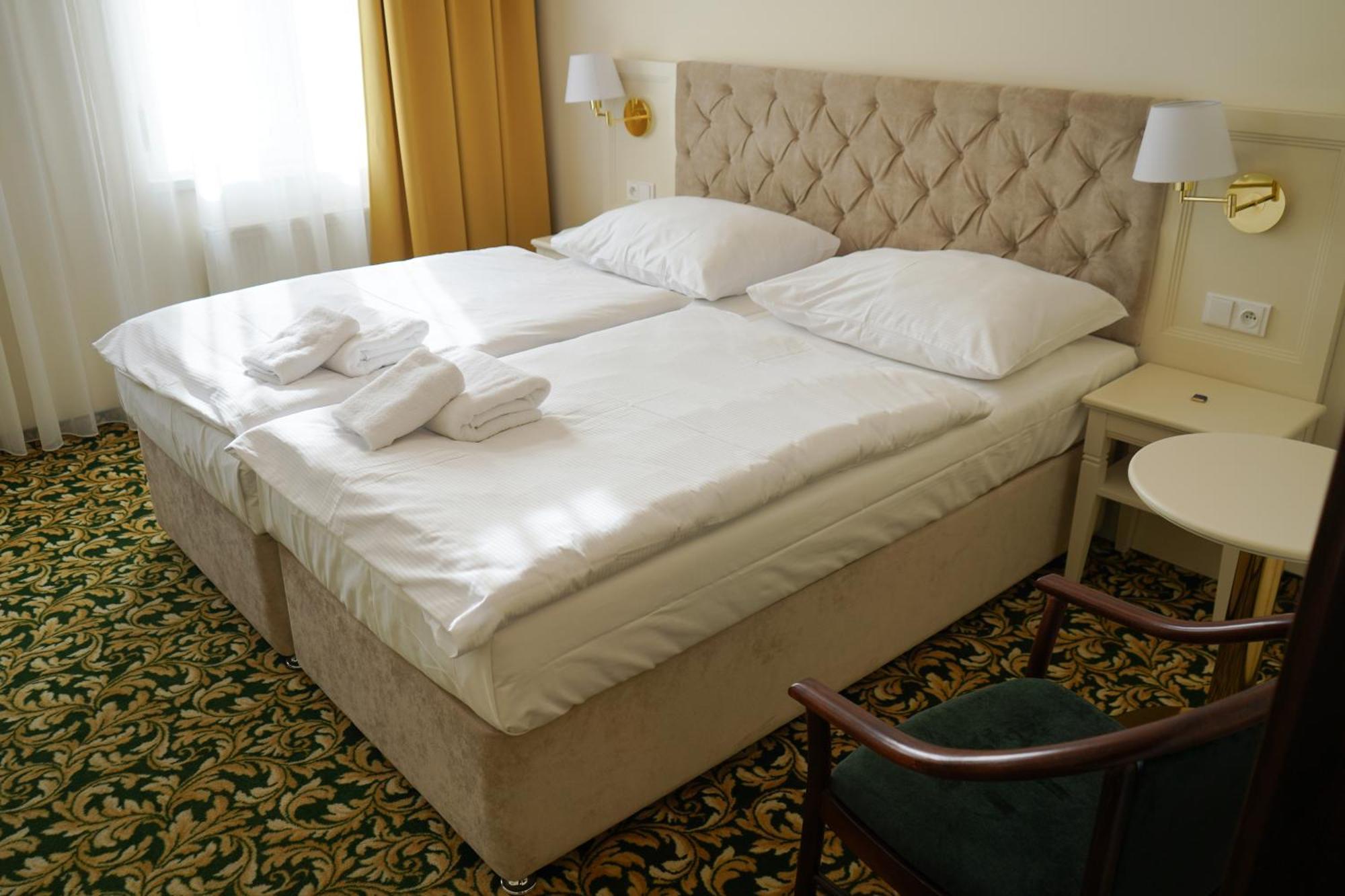 Ea Hotel Elefant การ์โลวีวารี ภายนอก รูปภาพ