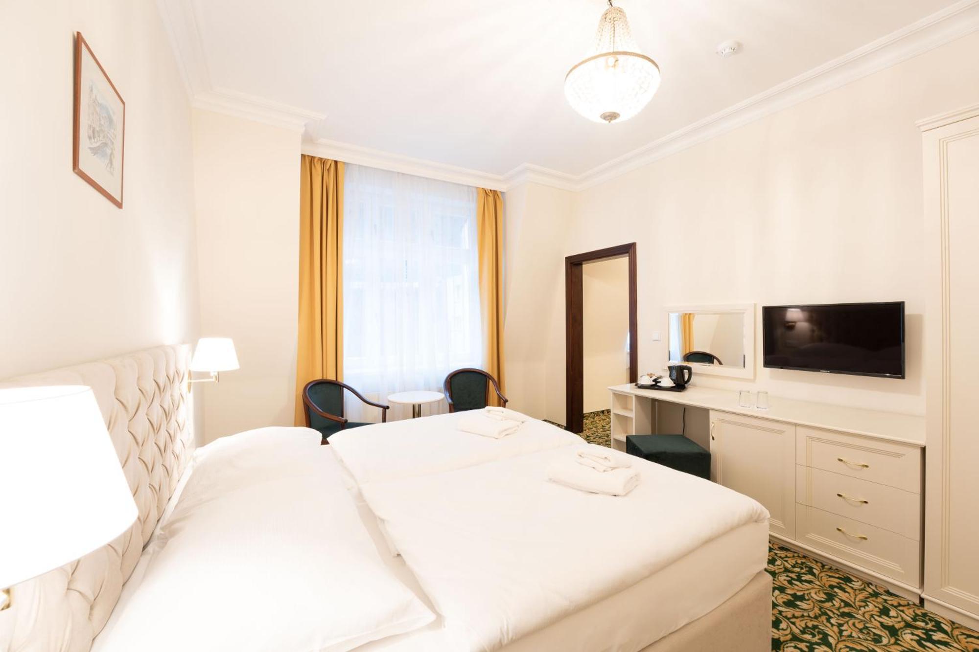 Ea Hotel Elefant การ์โลวีวารี ภายนอก รูปภาพ