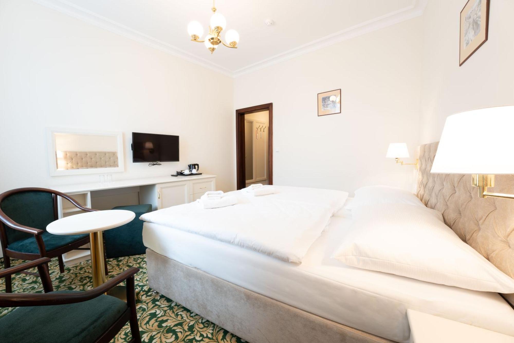 Ea Hotel Elefant การ์โลวีวารี ภายนอก รูปภาพ