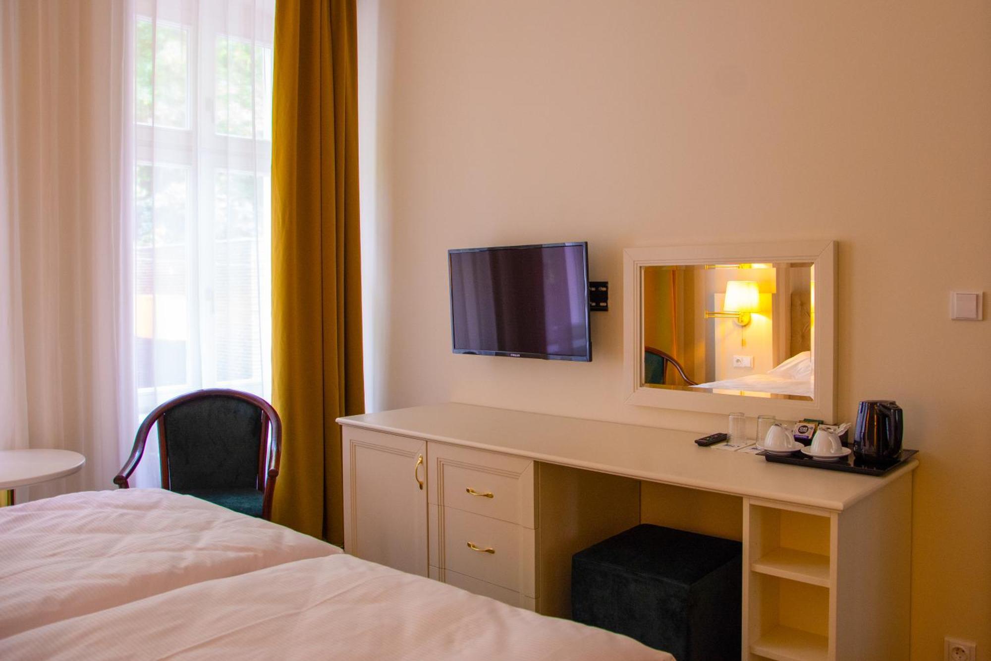 Ea Hotel Elefant การ์โลวีวารี ภายนอก รูปภาพ