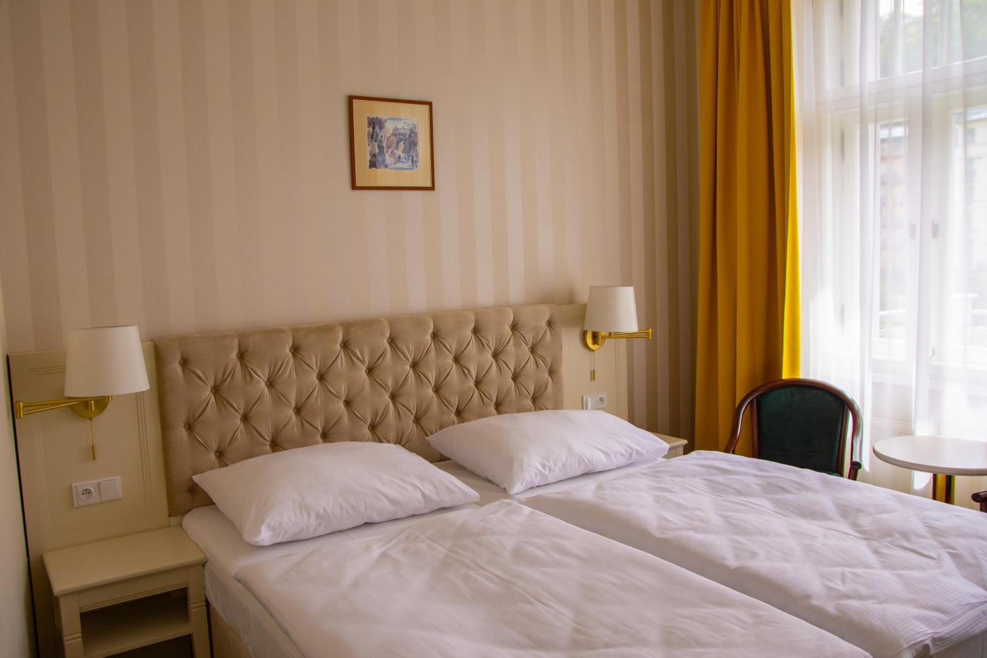 Ea Hotel Elefant การ์โลวีวารี ภายนอก รูปภาพ