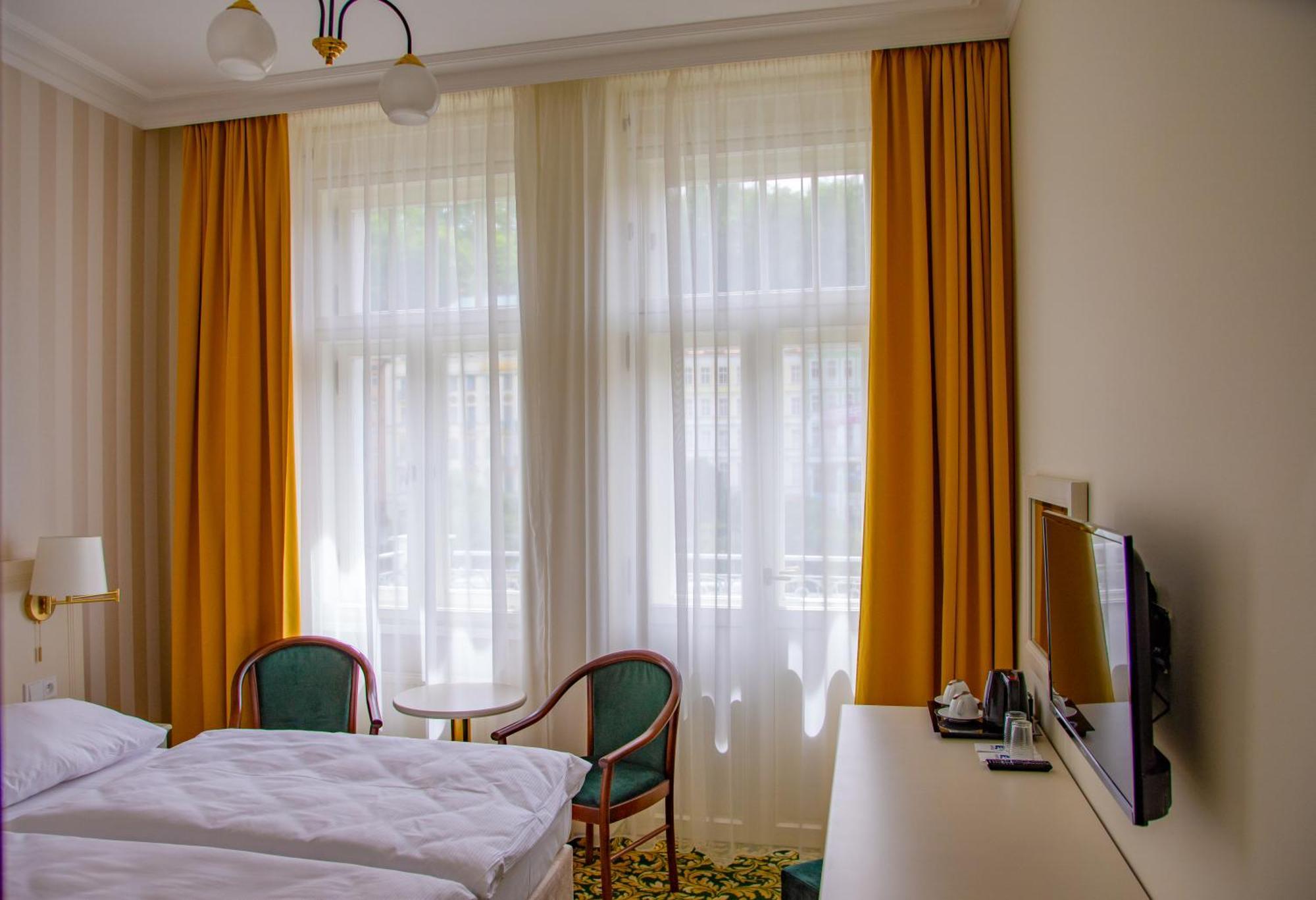Ea Hotel Elefant การ์โลวีวารี ภายนอก รูปภาพ