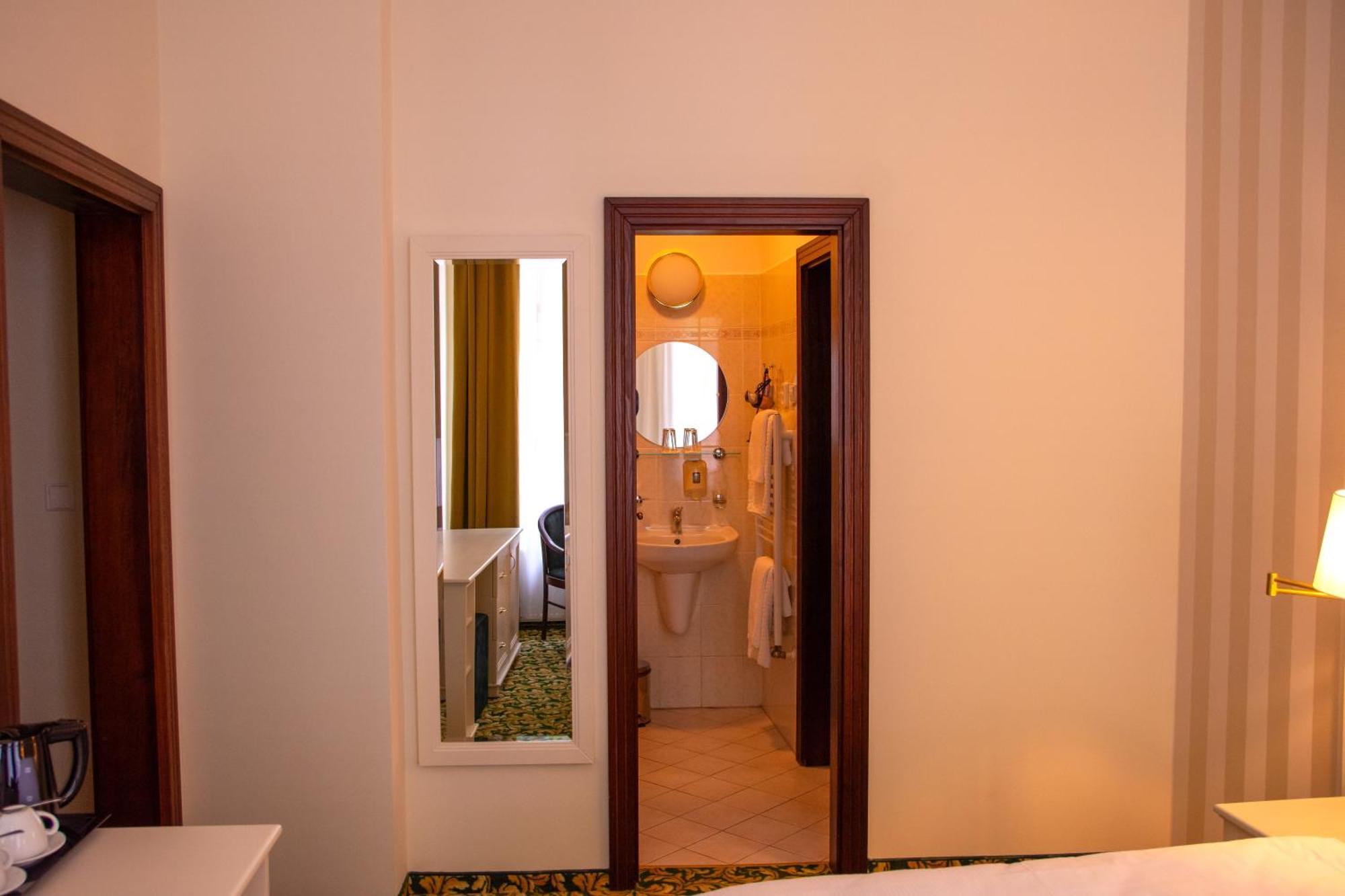 Ea Hotel Elefant การ์โลวีวารี ภายนอก รูปภาพ