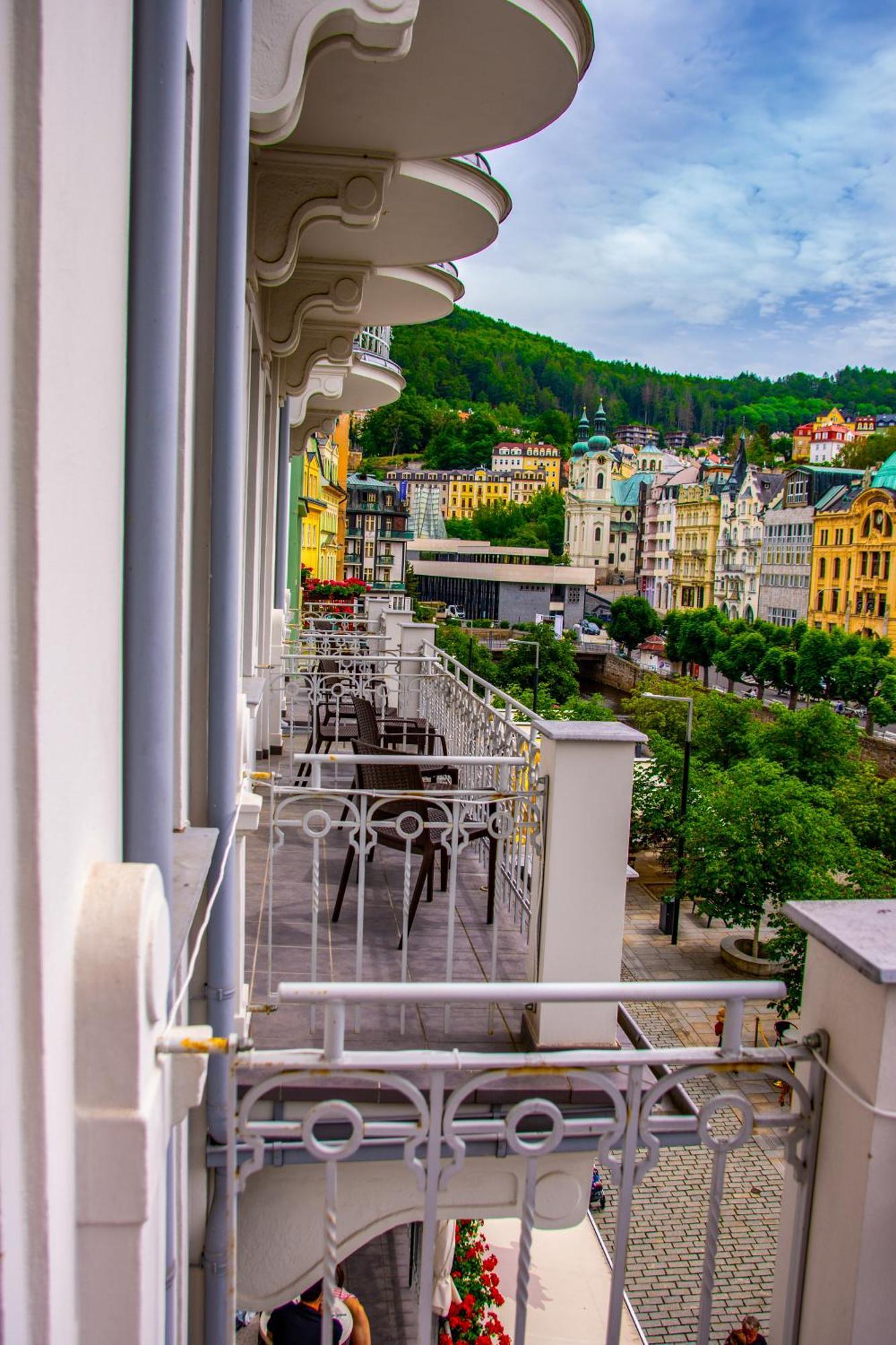 Ea Hotel Elefant การ์โลวีวารี ภายนอก รูปภาพ