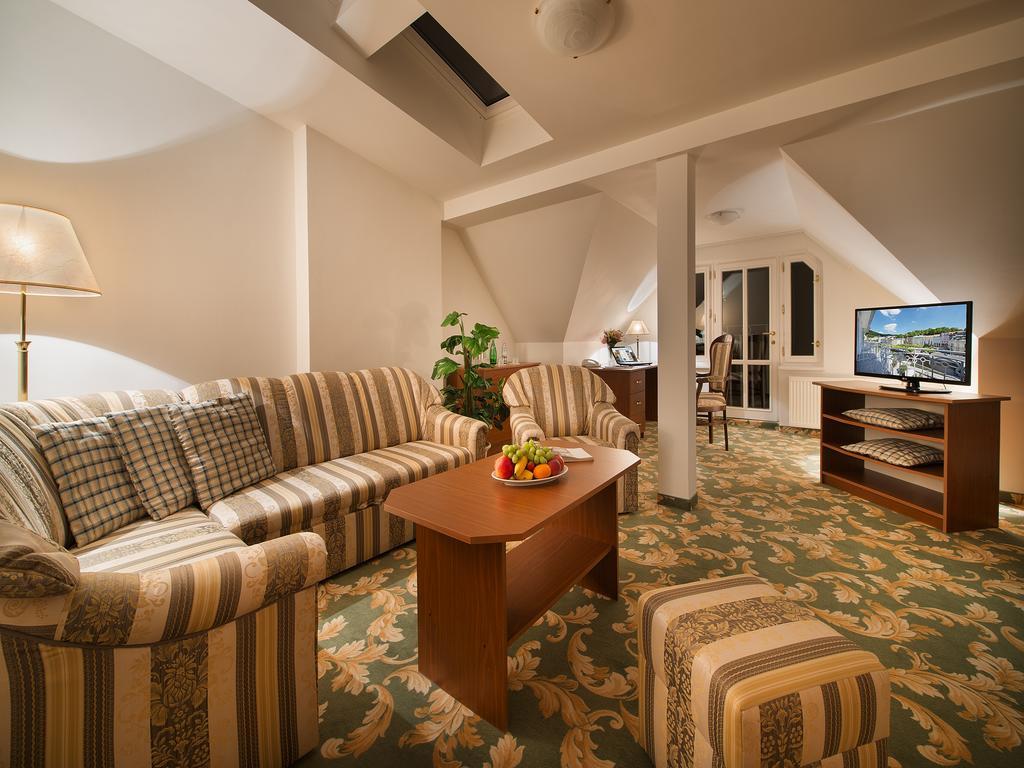 Ea Hotel Elefant การ์โลวีวารี ภายนอก รูปภาพ