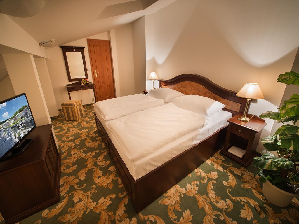 Ea Hotel Elefant การ์โลวีวารี ภายนอก รูปภาพ
