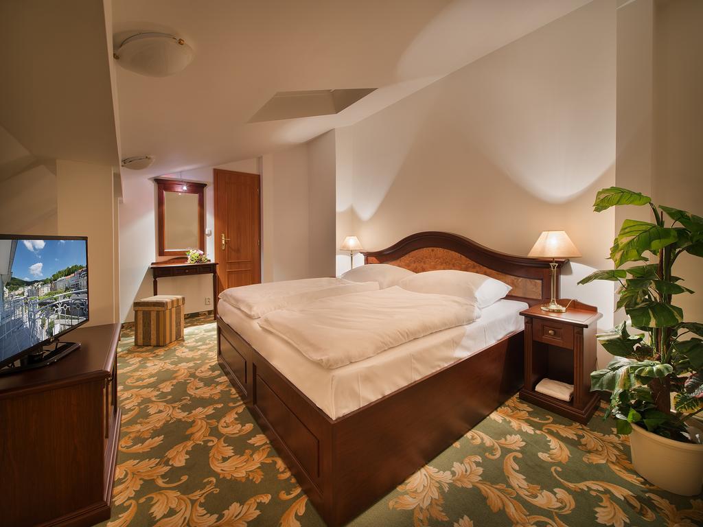 Ea Hotel Elefant การ์โลวีวารี ภายนอก รูปภาพ
