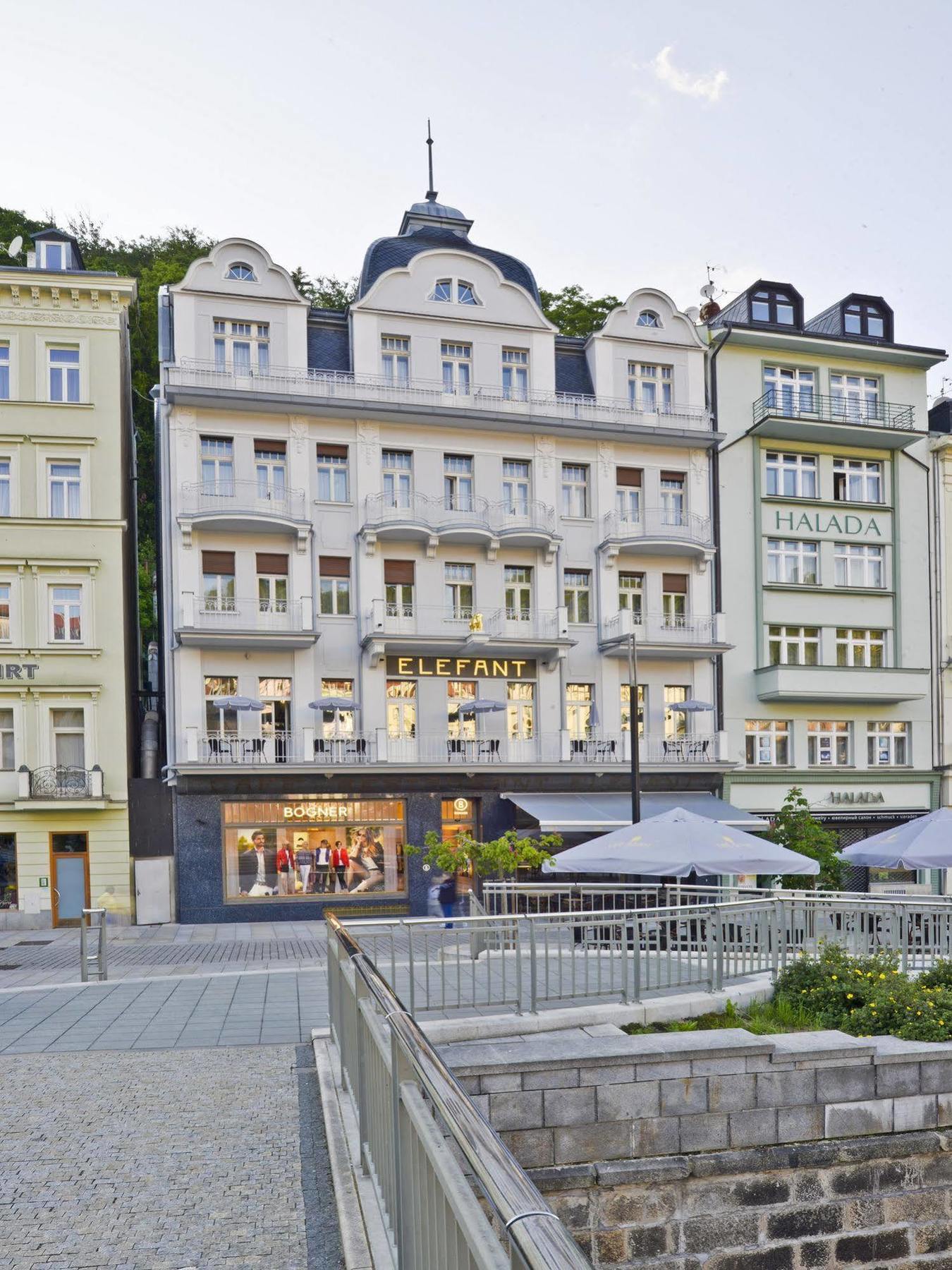 Ea Hotel Elefant การ์โลวีวารี ภายนอก รูปภาพ