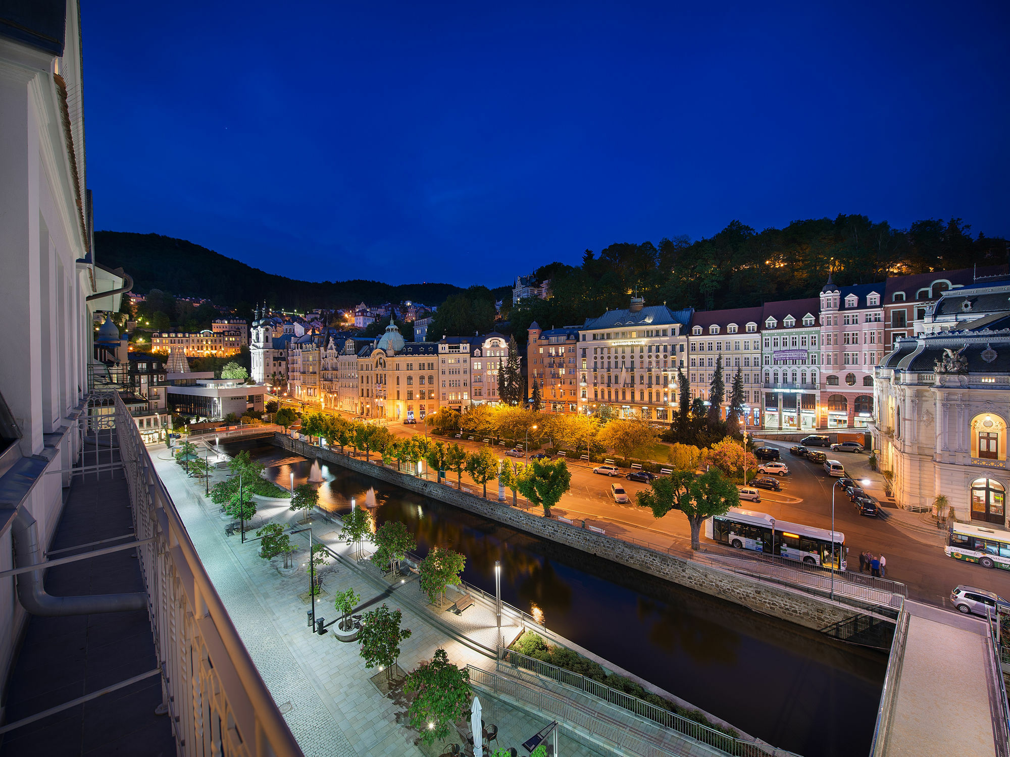 Ea Hotel Elefant การ์โลวีวารี ภายนอก รูปภาพ