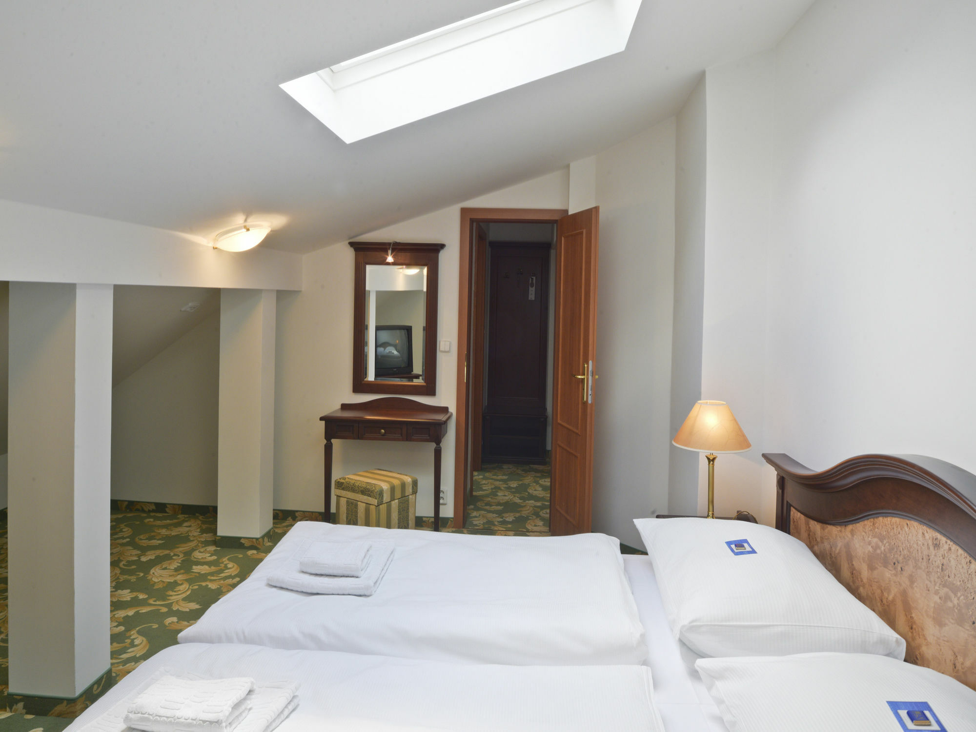 Ea Hotel Elefant การ์โลวีวารี ภายนอก รูปภาพ