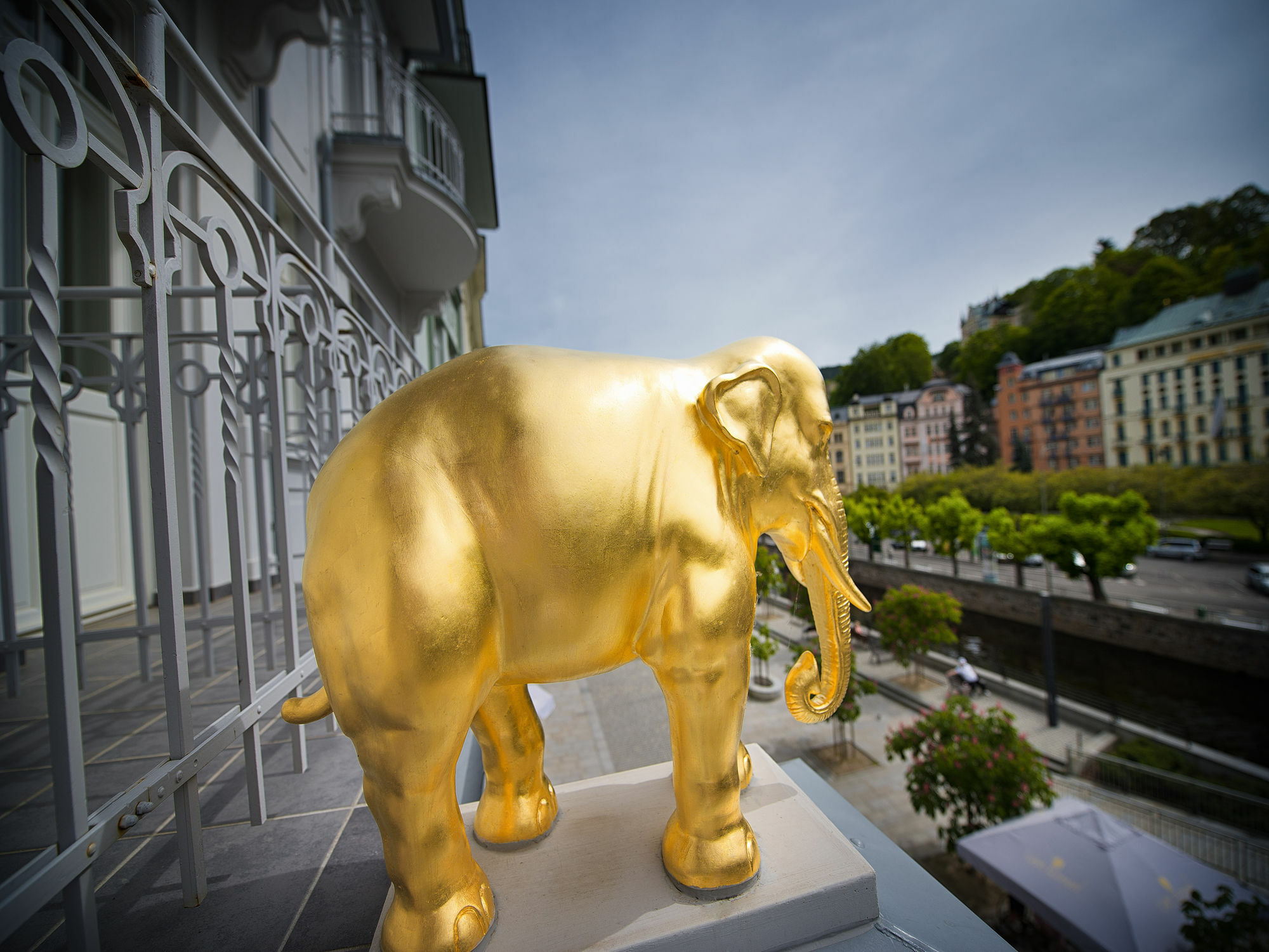 Ea Hotel Elefant การ์โลวีวารี ภายนอก รูปภาพ